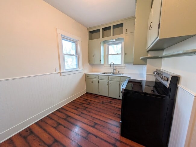 Building Photo - 1015 A Ave E