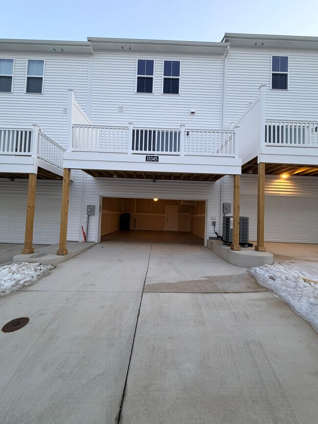 Building Photo - 15345 Sunray Aly