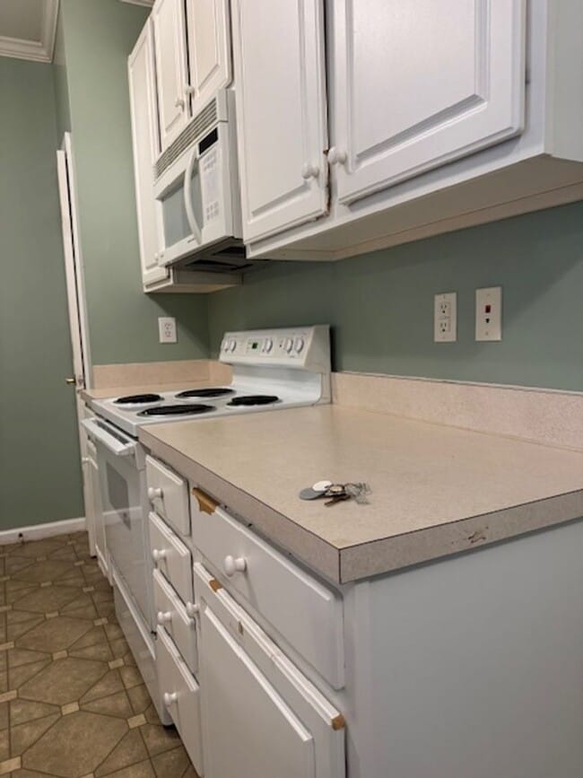 Building Photo - Spacious Condo in Knollwood – Pool, Gym an...