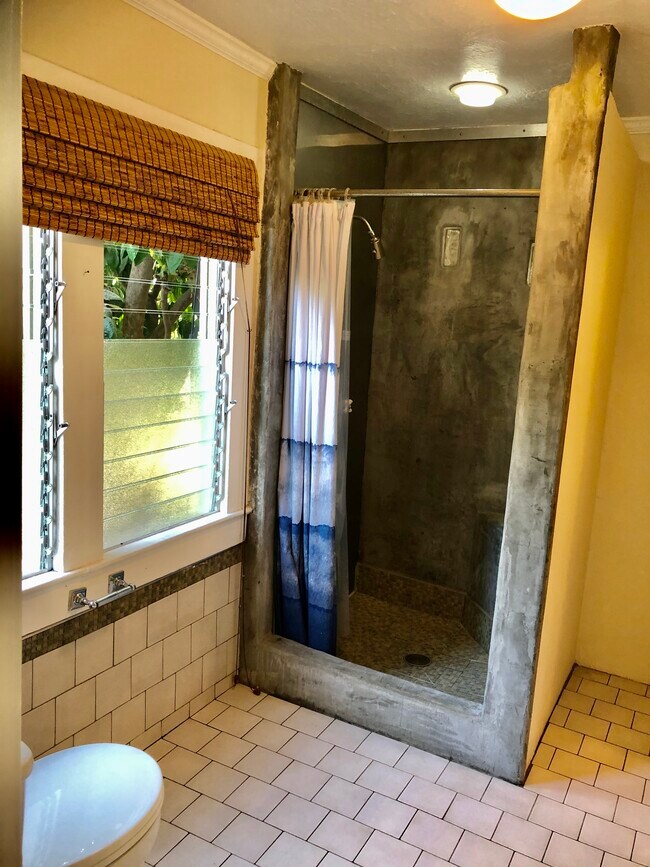 Building Photo - 654 Tularosa Dr