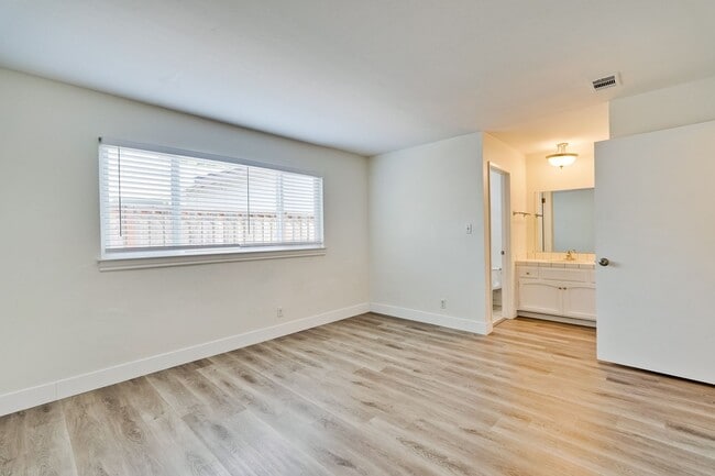 Building Photo - 947 // Duplex
