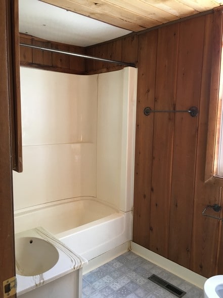 Bathroom - 103 E 8th St