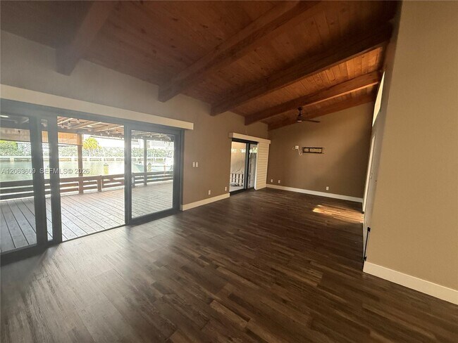 Building Photo - 2645 Parkview Dr S