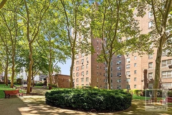 Building Photo - 500 Grand St