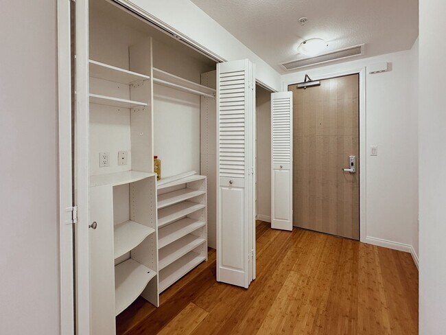 Building Photo - Modern 2 Bed, 2 Bath Condo in the Heart of the Marina District