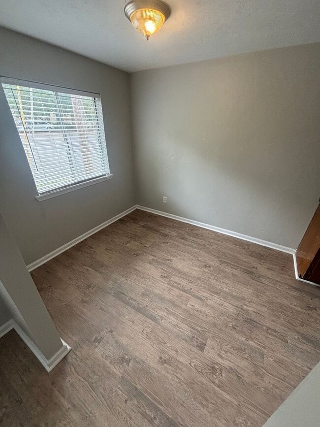 Building Photo - 2 bed/ 1 bath Apartment in Prime Tallahass...