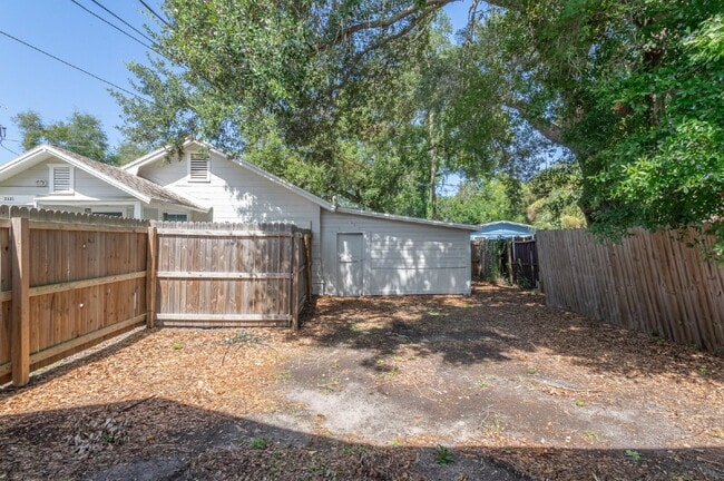Building Photo - FLEXIBLE LEASE OPTIONS. CHARMING RENOVATED TWO BEDROOM TWO BATHROOM BUNGALOW JUST MINUTES TO DOWN...
