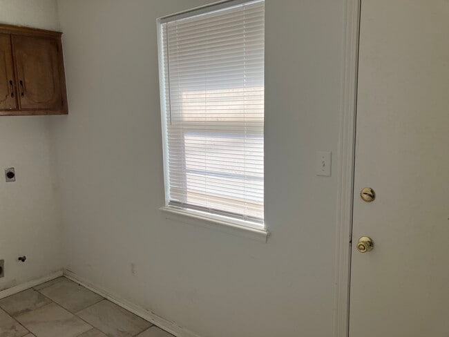 Building Photo - 511 Mark St