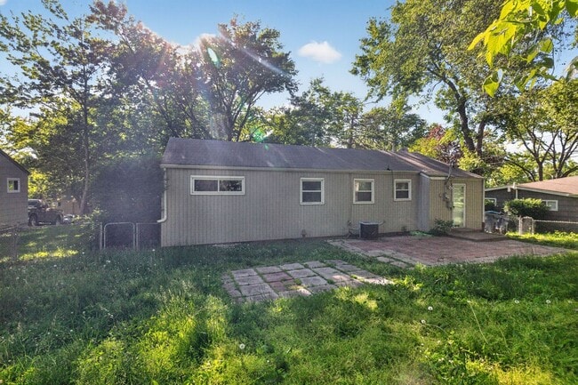 Building Photo - Unbeatable Prairie Village Location - 3BR/1BA Home, Fully Fenced Yard, Laundry Hook Ups, Attached...