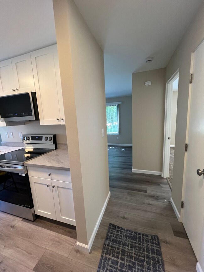 Building Photo - Newly Renovated 1-Bedroom Apartment in the Heart of Everett