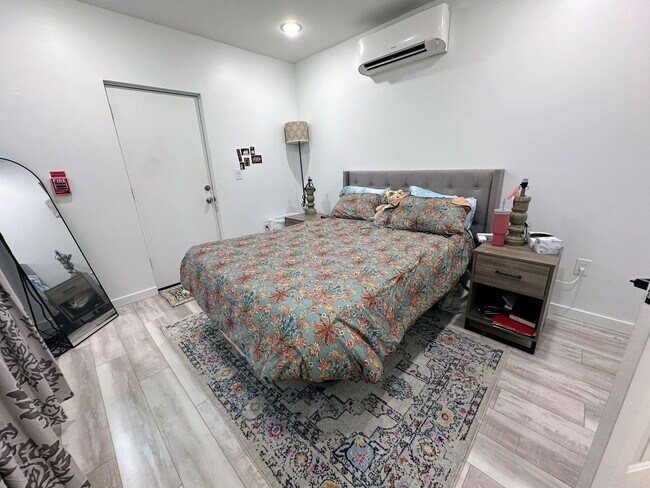Building Photo - Private fenced yard! Modern, stylish & fully updated apartment!