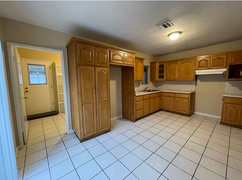 Building Photo - 11849 Allard St