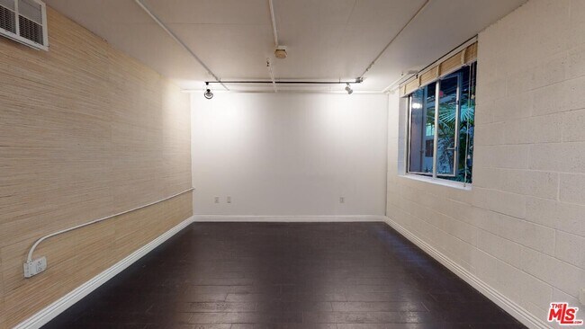 Building Photo - 1130 Flower St