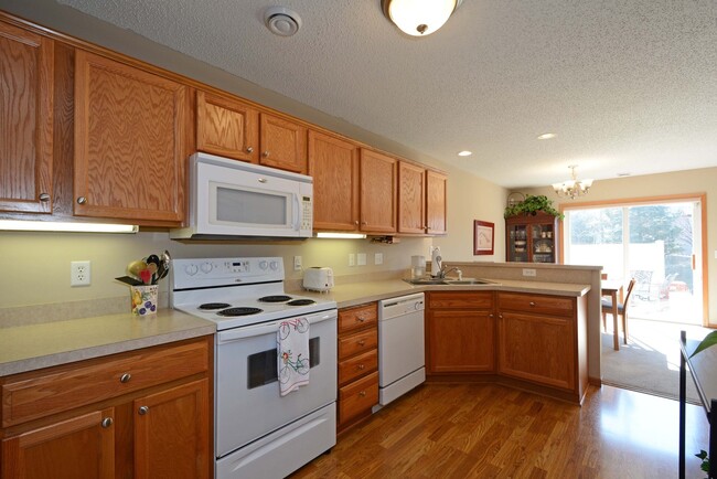 Building Photo - Gorgeous 3 bed 2 bath end-unit Waconia Tow...