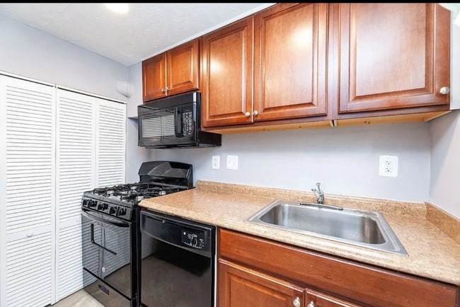 Building Photo - 2570 Iverson St