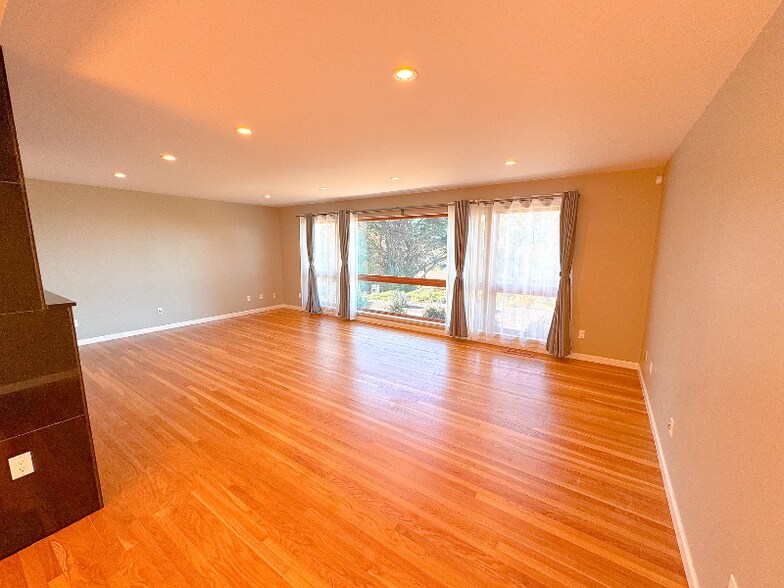 Building Photo - 15 Lupine Way