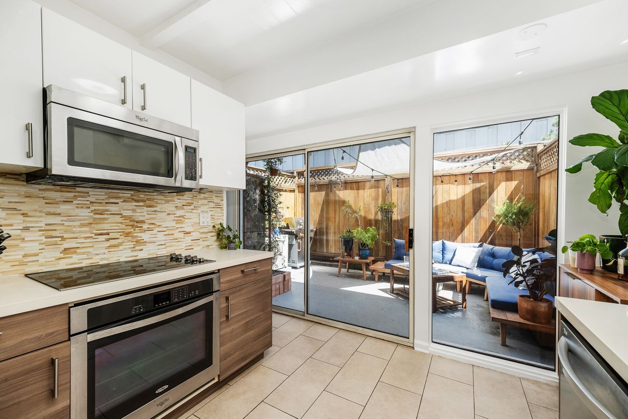 Building Photo - 4040 Grand View Blvd