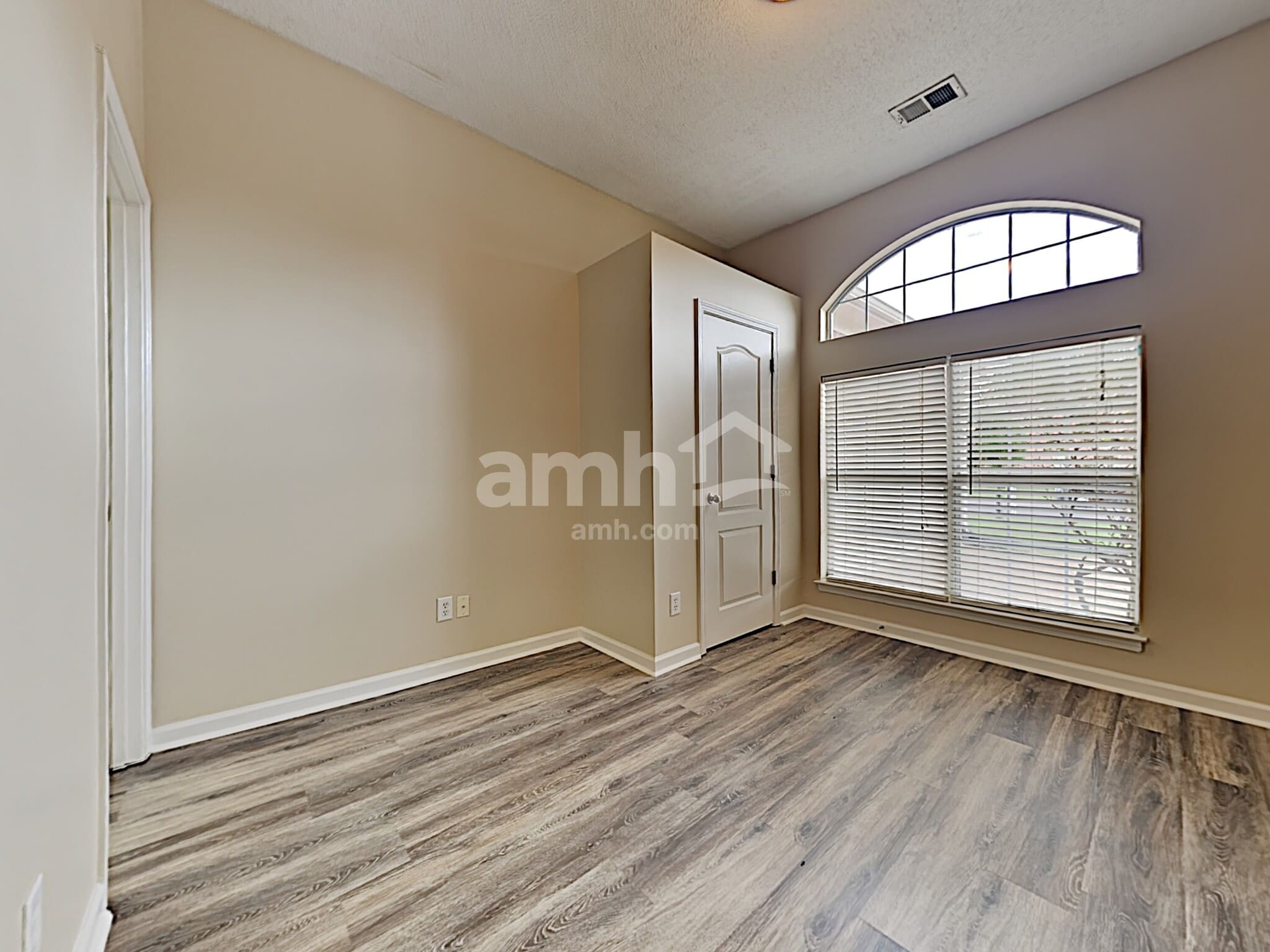Building Photo - 3864 Lake Village Cv