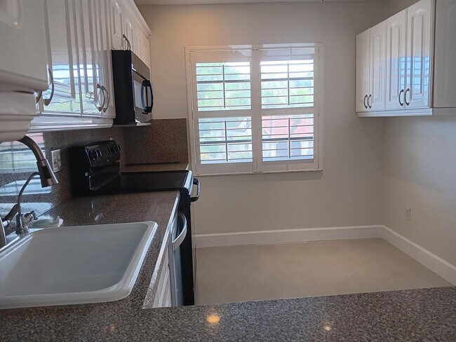 Building Photo - 8045 Eastlake Dr