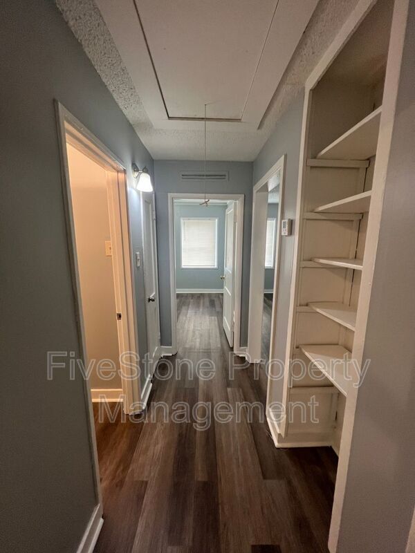 Building Photo - 1300 Robin Hood Ln