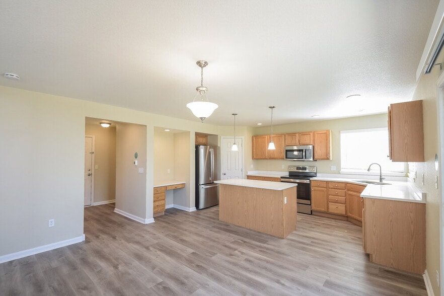 Building Photo - 11821 Elm Dr