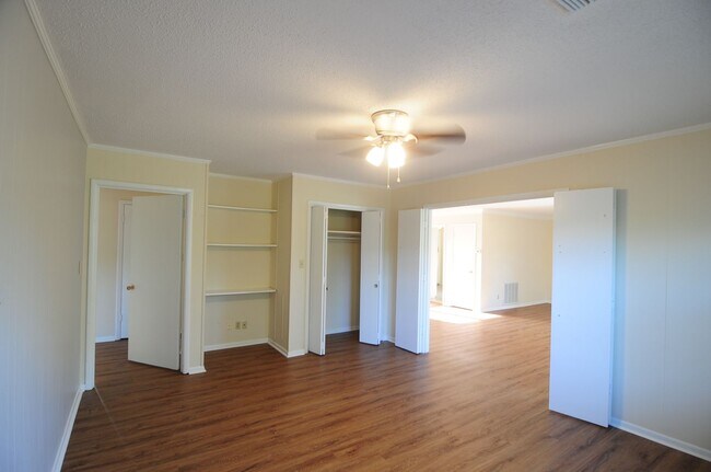 Building Photo - Upper Floor Condo, Great Area