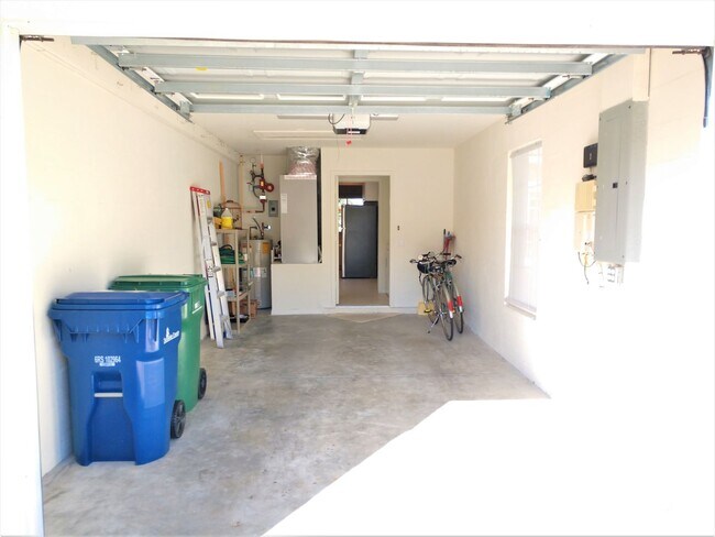 Building Photo - Seasonal Short-Term Villa located in Pelican Pointe Golf & Country Club!