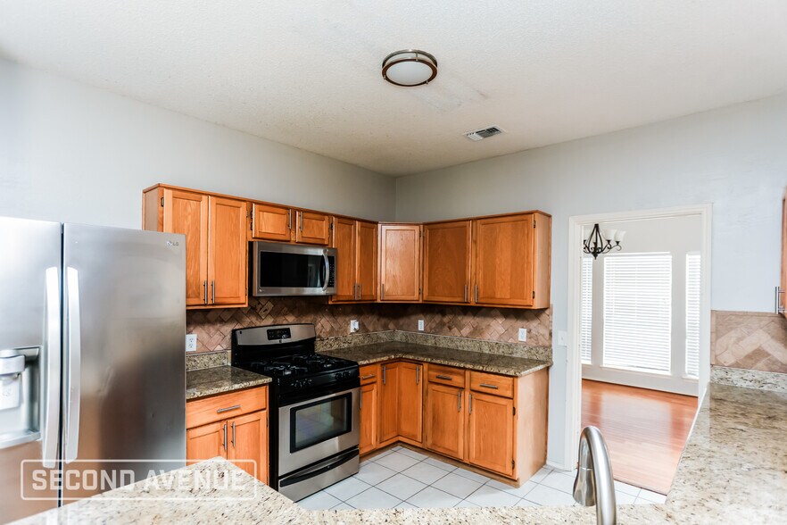 Building Photo - 1301 Clear Creek Dr