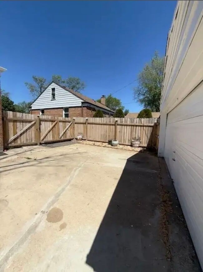 Building Photo - 3-Bedroom 2 Bath house for rent available NOW $1850.00