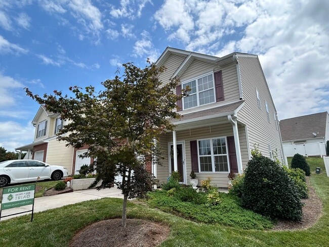 Primary Photo - Immaculate beautiful 3-bedroom, 2.5-bath t...