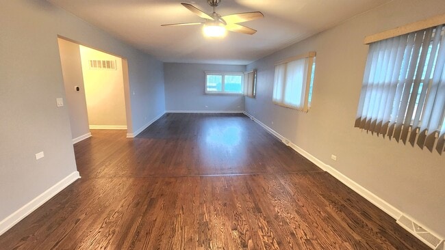 Building Photo - 1008 N Milwaukee Ave