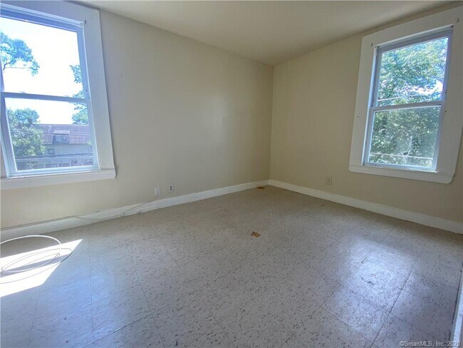 Building Photo - 282 Putnam St