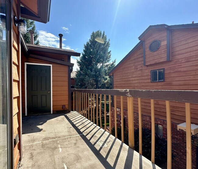 Building Photo - Spacious 2 Bed 2 Bath Condo in Aurora! Across from Community Pool!!
