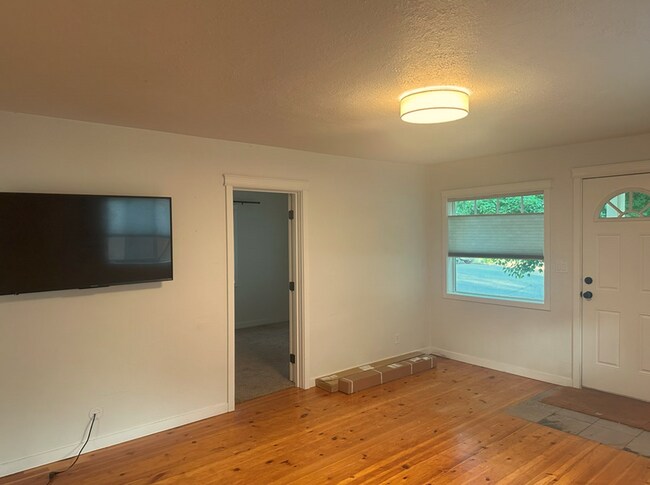 Building Photo - Beautifully Remodeled 2 Bed/1 Bath Single ...