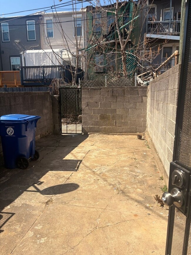 Building Photo - Charming Baltimore Rowhome Near Johns Hopkins – Bright & Move-In Ready