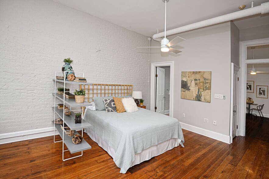 Building Photo - 1343 Main St