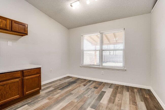 Building Photo - Beautiful Mansfield Home!