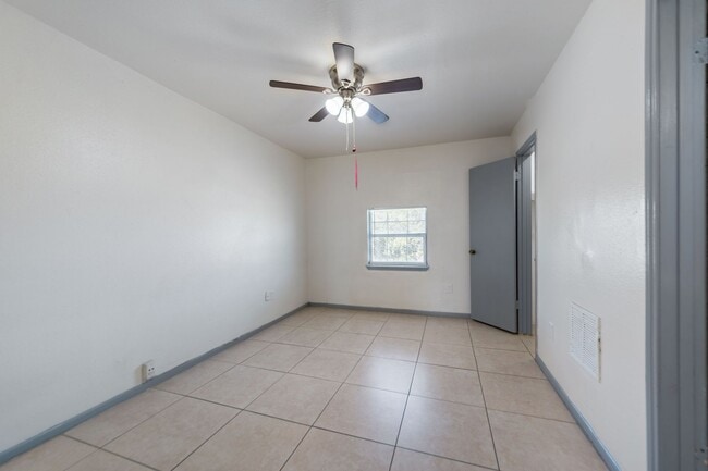 Building Photo - 1800 N Wayside Dr