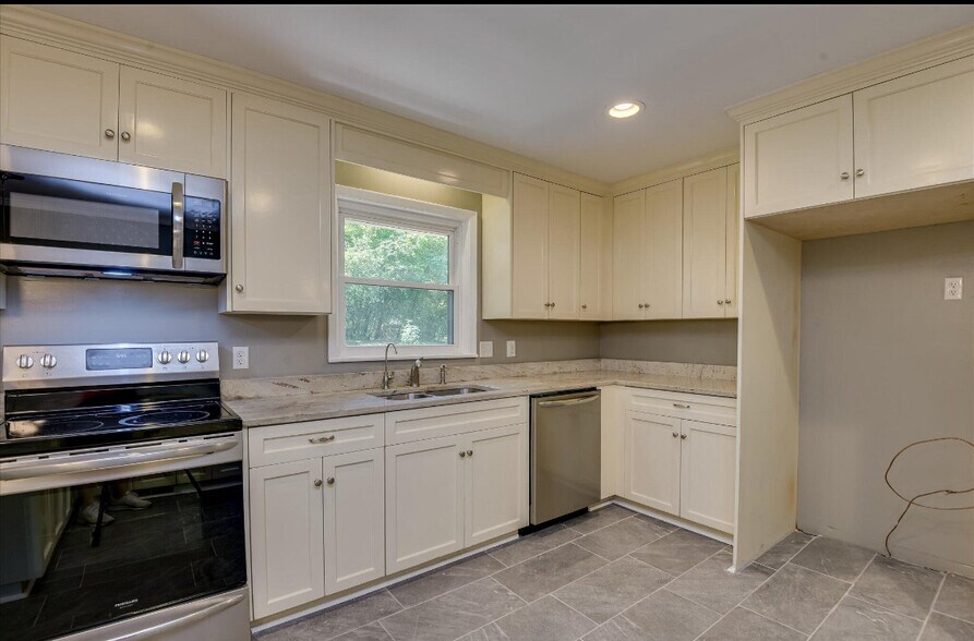 Building Photo - 813 Hammond Dr