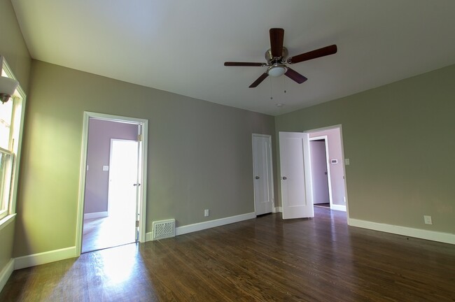 Building Photo - Amazing 3 bed 2.5 bath single family house...