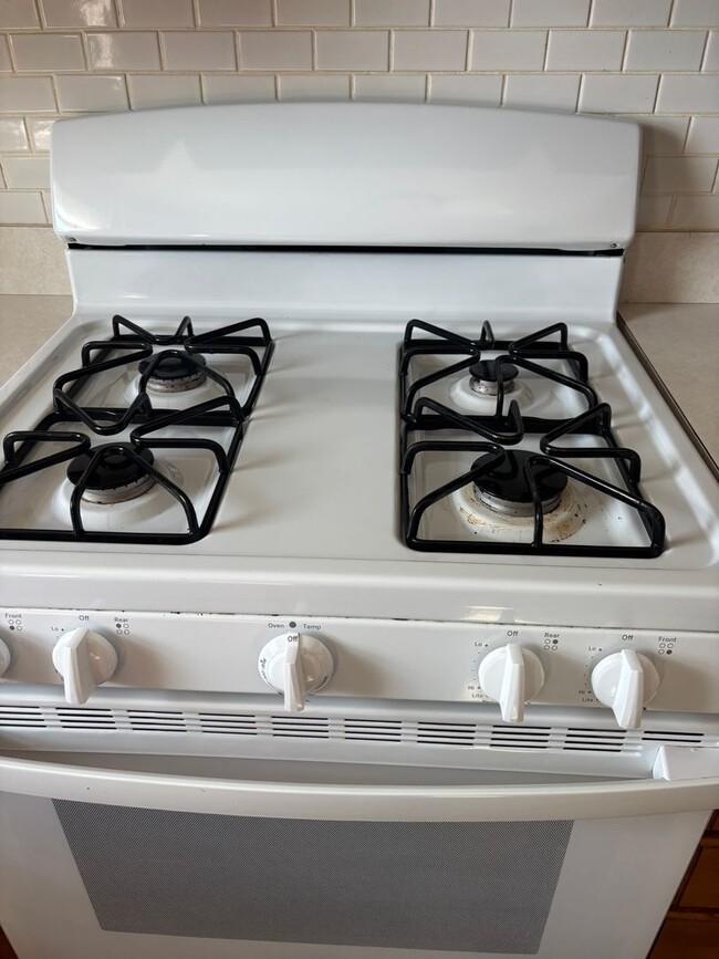 Building Photo - Charming 3-Bedroom Twin Home for Rent in L...