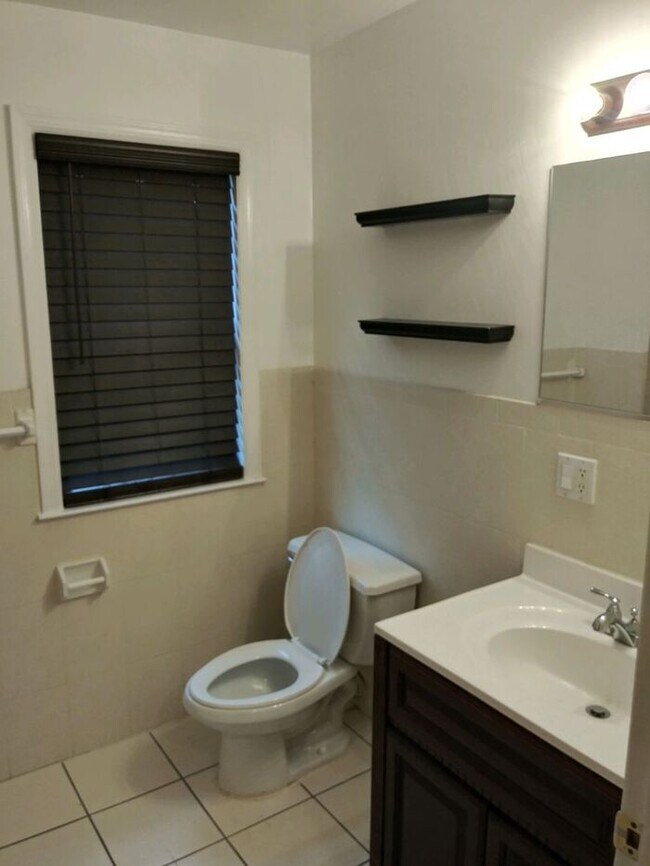 Building Photo - Luxury to Love