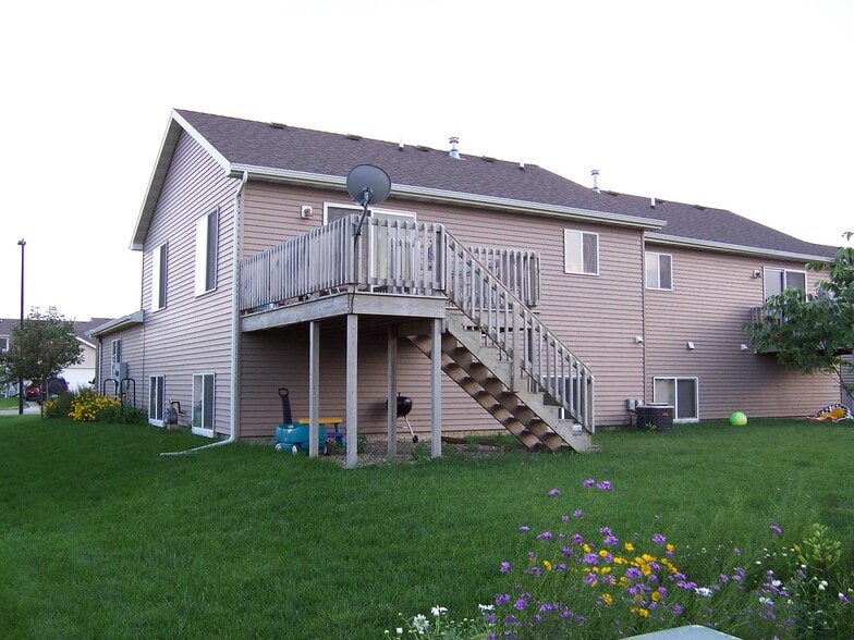 large back deck and yard - 4613 Twain St