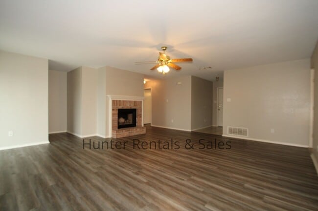 Building Photo - Hymesa Estates!