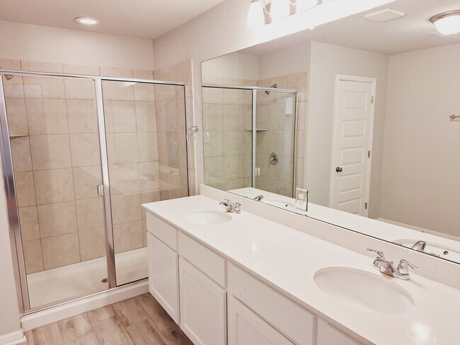 Building Photo - 124 Peruvian Ln