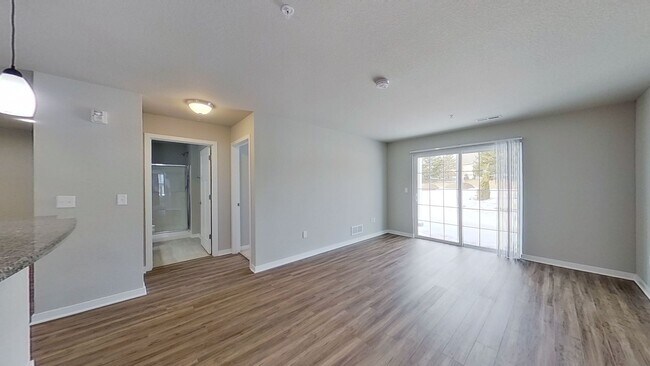 Building Photo - Condo Style Upper 3 Bedroom 2 Bathroom plus Den Apartment