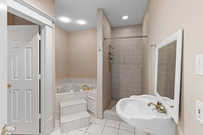 Master bathroom - 515 W 17th St