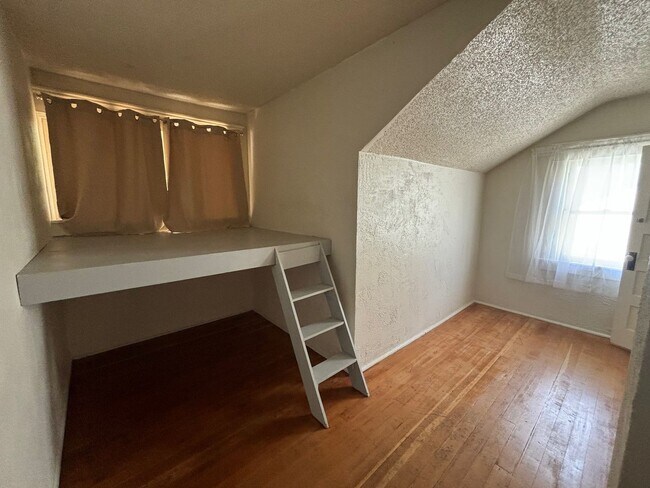 Building Photo - 2301 W Regan Ave