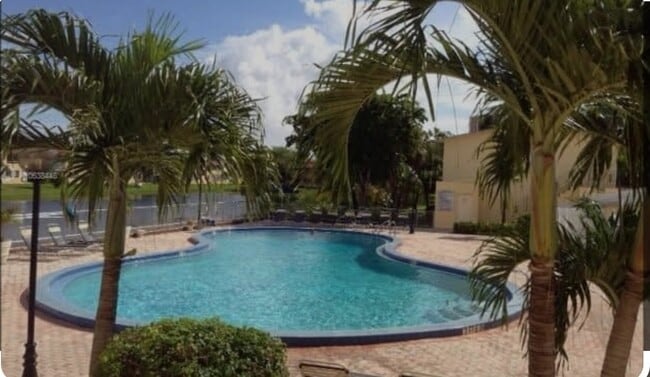 Building Photo - 20111 NE 27th Ct