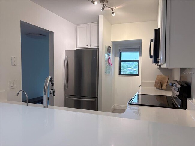 Building Photo - 2806 Plaza Terrace Dr